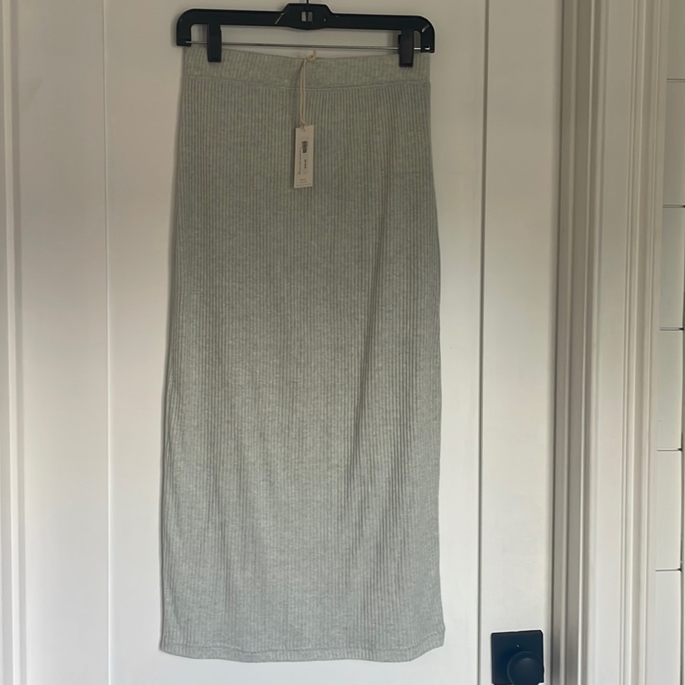 Straight light gray skirt, stretchy material